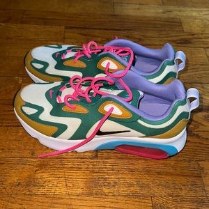 These are Nike Airmax 200 Women’s shoes. Perfect for casual or a Workout.